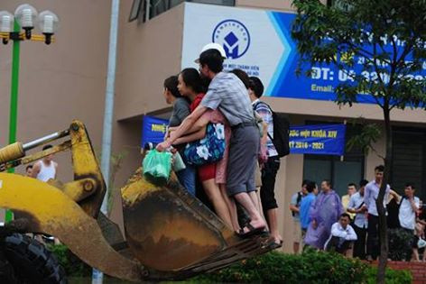 Trên các diễn đàn mạng, các thành viên cũng liên tục đăng tải những bức hình vượt biển nước ở Hà Nội hết sức hài hước khác.