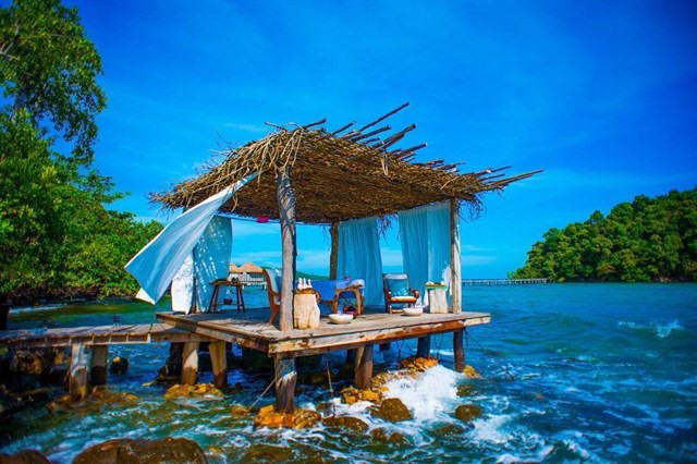 Mới đây, dân mạng Việt Nam phát sốt khi những bức ảnh về nơi được mệnh danh là ốc đảo tình yêu hay có tên chính thức là Song Saa của Campuchia được đăng tải trên mạng xã hội.