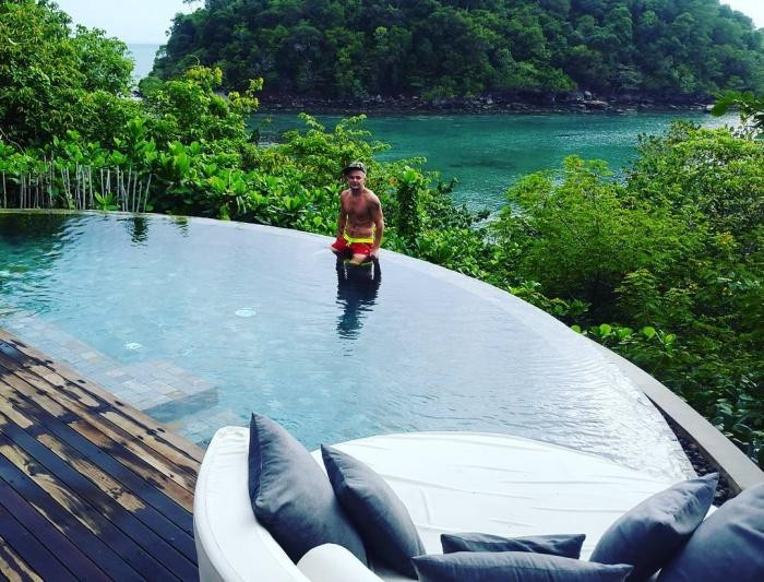 Song Saa thuộc quần đảo Koh Rong, nằm giữa hai đảo Koh Ouen và Koh Bong. Hòn đảo tư nhân từ lâu là điểm đến quen thuộc của những du khách khi đến Campuchia. Họ tìm đến đây để tận hưởng giây phút riêng tư tuyệt đối, nghỉ đêm trong những căn biệt thự sang trọng giữa biển khơi bao la.
