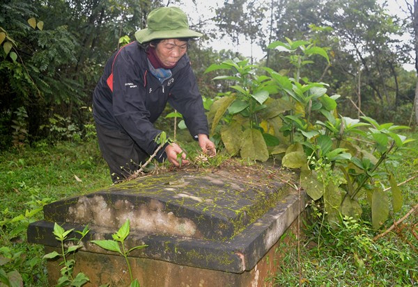 Để cải thiện bữa ăn, cô Ngọc mang lưới đi bắt cá trong ao ngay trên đảo để lấy nguồn thực phẩm.