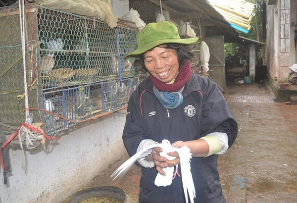 Từ trước đến nay, người trong làng này và nhiều người nơi khác đều gọi 2 chị em là "người rừng". Họ thêu dệt nhiều câu chuyện ma quái để nói về hai cô. Cho nên, thấy có khách lạ đến chơi, cô Muôn vừa đi cuốc ruộng về cũng không khỏi ngỡ ngàng.