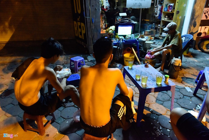 Ra xa trung tâm thủ đô hơn, cảnh xem bóng đá cũng khá nhộn nhịp. Quán trà đá trên phố Giáp Nhất (quận Thanh Xuân) dù chỉ có chiếc tivi bé xíu thu hút một số thanh niên tìm đến xem.