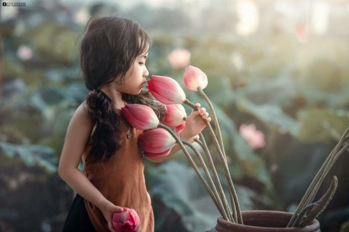 Chia sẻ về con gái San San, chị Thảo bày tỏ: “Là người mẹ có con gái thông minh, đáng yêu, điệu đà, học theo người khác nhanh và để ý soi từng tí, mình thấy vui và hạnh phúc vì bé tình cảm lại ngoan lễ phép nên có bạn ấy mình cũng trở lên nhẹ nhàng, nói chuyện lễ phép với tất cả mọi người kể cả ít tuổi hơn, vì nếu nói trống không hoặc không lễ phép sẽ bị con nhắc nhở”.