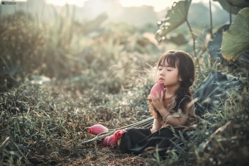 Nhiều khi đi chơi hay đi lễ chùa, cô bé nhà chị Thảo cũng thường được nhiều người khen xinh và xin chụp ảnh cùng nên bản thân chị cảm cũng thấy tự hào về con.