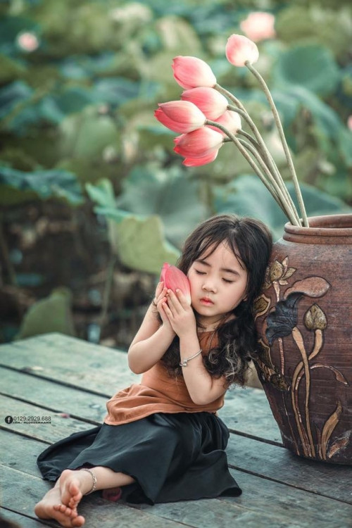 Khi bộ ảnh đăng tải cũng có ý kiến khen chê trái chiều bản thân chị Thảo cảm thấy khá bình thường, và chị cho biết ở ngoài nhiều người khen con gái mình xinh hơn trong ảnh.