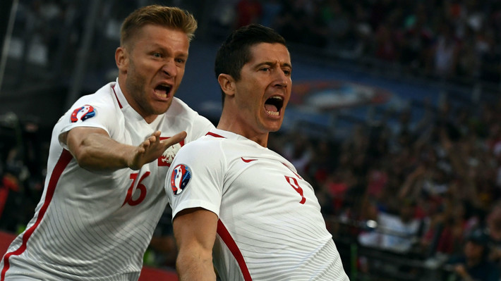 Vừa qua tại trận tứ kết Euro 2016, Lewandowski của Ba Lan đã khiến cả thế giới yêu bóng đá phải ngả mũ trước mình khi chỉ cần 1 phút 40 giây để có bàn thắng vào lưới Bồ Đào Nha. Thế nhưng, bàn thắng này của tiền đạo thuộc biên chế của Bayern Munich không thể giúp đại bàng trắng Ba Lan tung bay tại giải đấu lần này.