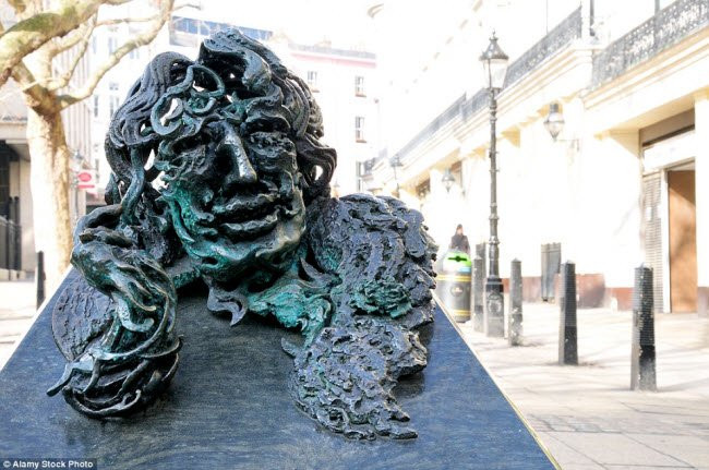Bức tượng có tên “Nói chuyện với Oscar Wilde” ở London, Anh.