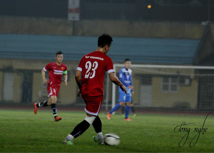 Cũng giống Thanh Trung, Đình Hoàng đã được thử nghiệm ở cả hai trận giao hữu của ĐTVN. Ảnh: Sóng Nghệ.