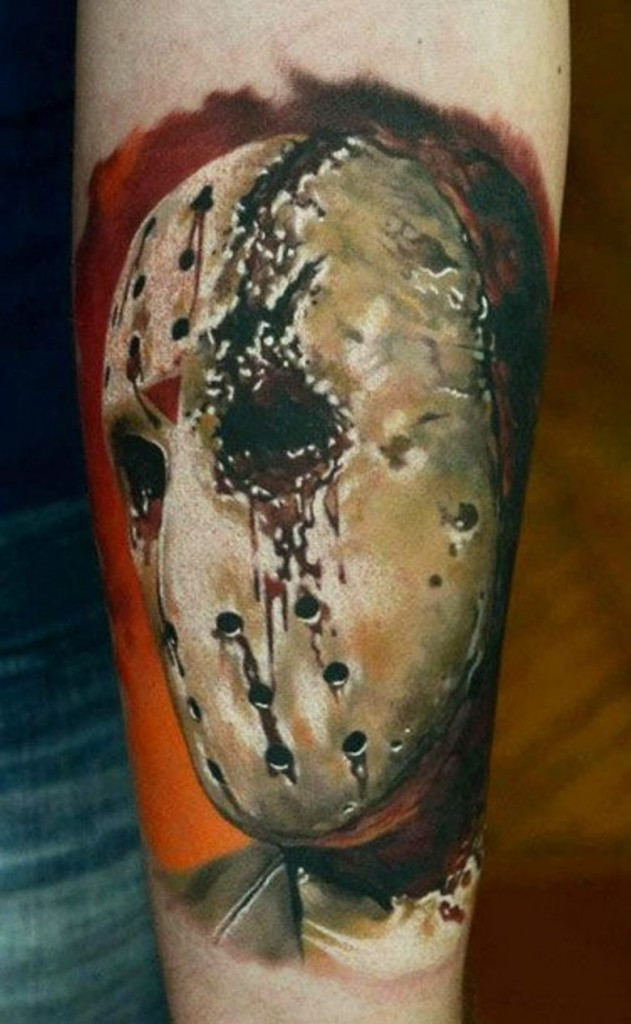 Jason Voorhees là một nhân vật trong phim kinh dị nữa trở thành niềm cảm hứng cho các thợ xăm. Nếu Redrum chỉ đơn giản là một dòng chữ thì hình xăm Jason Voorhees – sát nhân huyền thoại chuyên đeo mặt nạ hockey sắt lại vô cùng sắc nét và tỉ mỉ.