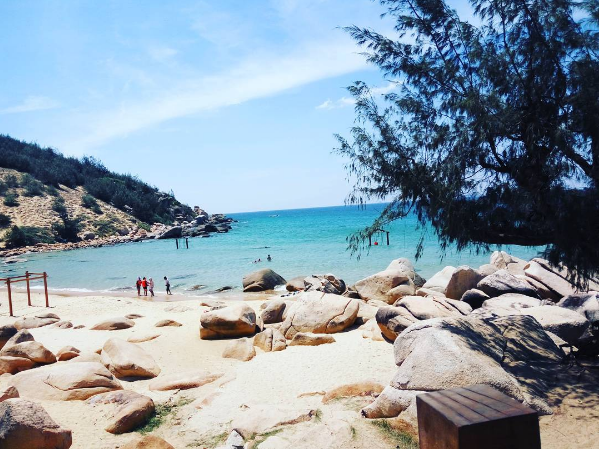 Ngoài thảm cỏ để cắm lều trại, khu nghỉ dưỡng Trung Lương còn có một bãi biển với làn nước trong xanh và dải cát trắng ngần, mịn màng. Ảnh: haonguyenn.
