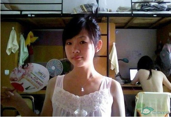 Khi con gái xa gia đình lên trường nhập học, các ông bố, bà mẹ đều tin tưởng môi trường ký túc xá nữ sẽ rèn cho con họ một lối ăn ở nề nếp, sạch sẽ và chú tâm vào học hành.
