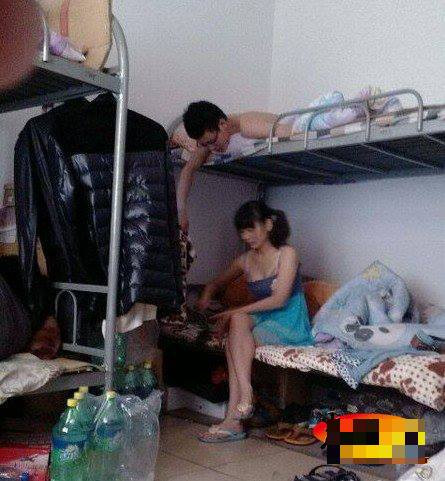 Căn phòng ký túc xá nữ bị biến thành nơi hẹn hò với người yêu.