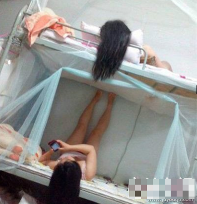 Thế nhưng, khi chứng kiến những hình ảnh tại các khu ký túc xá của nữ sinh Trung Quốc dưới đây, chắc hẳn phụ huynh của các bạn sẽ phải phát hoảng khi sự thật khác xa với trong tưởng tượng.