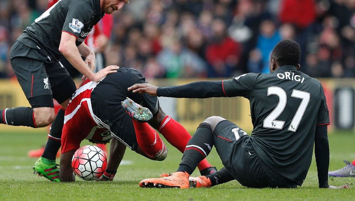 Divock Origi là tài năng trẻ người Bỉ đã dính chấn thương cơ đùi trong buổi tập của tuyển Bỉ và được trả về Liverpool. Tuy nhiên cho đến nay, ngày trở lại của Divock Origi chưa được xác định. Vấn đề gặp phải khiến Origi không có nhiều cơ hội ra sân cho Liverpool trong thời gian tới và khả năng dự EURO còn bỏ ngỏ.