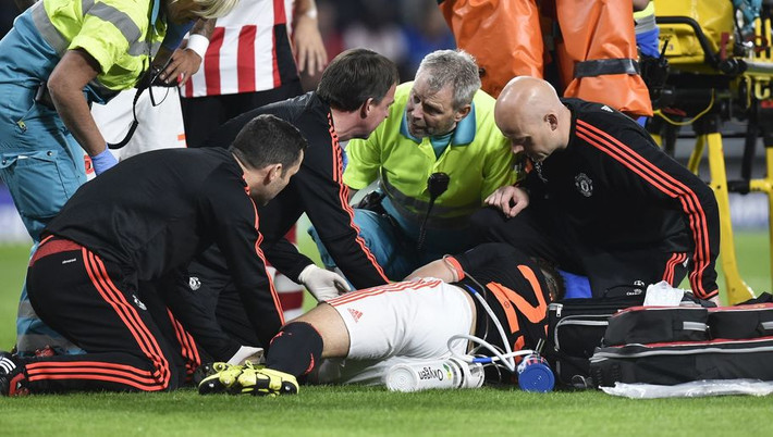 Gãy chân trong trận mở màn Champions League gặp PSV, Luke Shaw phải ngồi ngoài hết mùa giải. Cơ hội dự vòng chung kết Euro đầu tiên trong sự nghiệp vì thế sẽ rất nhỏ.