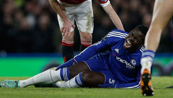 Kurt Zouma (Pháp) được chẩn đoán đã đứt dây chằng gối trong trận đấu giữa Chelsea và Manchester United hồi 8/2/2016. Zouma sẽ mất ít nhất 6 tháng để điều trị chấn thương sau ca phẫu thuật. Điều này đồng nghĩa, anh sẽ nghỉ thi đấu hết mùa và mất luôn Euro trên chính quê hương.