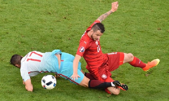 45 phút của trận đấu tại lượt trận cuối cùng bảng D VCK Euro 2016 giữa CH Czech và Thổ Nhĩ Kỳ kết thúc với tỷ số 1-0 nghiêng về ĐT Thổ Nhĩ Kỳ. Đây là hiệp đấu chứng kiến cách chọn đấu pháp đứng đắn và cách nhập cuộc hết sức quyết liệt của người Thổ và thành quả của họ là bàn thắng của Yilmaz.