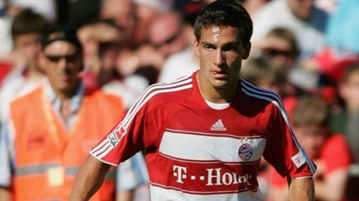 8 năm trước, Mats Hummels rời Bayern Munich với giá chỉ 250.000 euro. Thế nhưng mùa hè năm 2016, chứng kiến đứa con rơi của mình thi đấu quá thành công trong màu áo của Dortmund, Hùm xám xứ Bavaria đã phải chi ra 31 triệu bảng để đón đứa con từng bị ghẻ lạnh của mình về với mái nhà xưa.