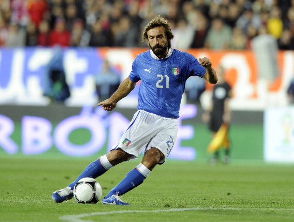 Andrea Pirlo là một tiền vệ hào hoa, một tượng đài của bóng đá thế giới. Anh là một trong những cầu thủ chậm nhất ở Châu Âu, nhưng cách chơi của Pirlo khiến anh cũng chẳng cần phải dùng nhiều tốc độ khi có khả năng xử lí, rê bóng phi thường cùng nhãn quan chiến thuật quá xuất sắc.