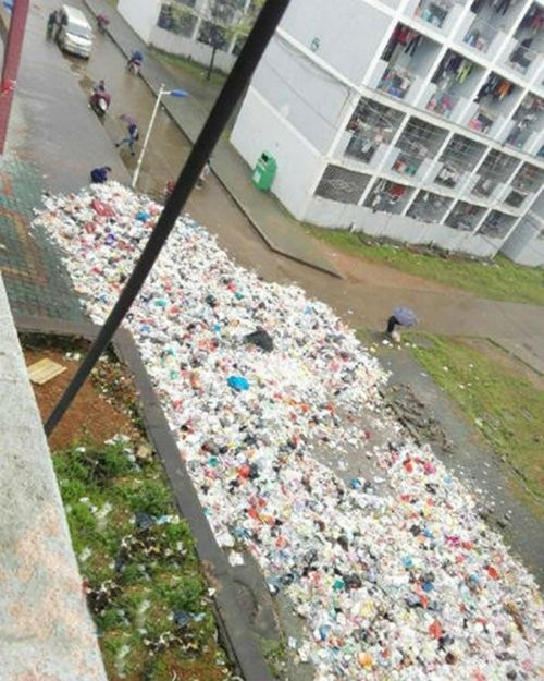 Không chỉ ở trong phòng, nhiều KTX tại Trung Quốc còn bị biến thành bãi rác khi những đồ vật sinh hoạt của sinh viên được họ vứt thẳng xuống sân.