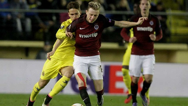 Denis Suarez là mối đe dọa cho hàng thủ của Sparta Prague khi liên tục tạp cơ hội cho các tiền đạo của “Tàu ngầm vàng” xâm nhập vào vòng cấm địa của đối phương để ghi bàn.