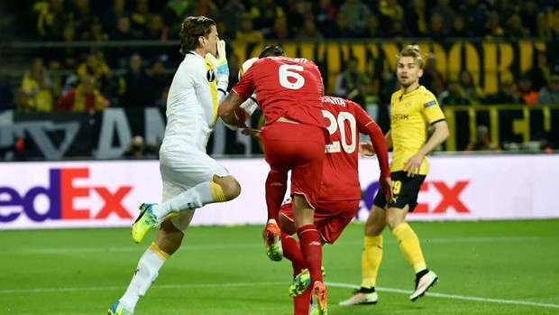 Dejan Lovren đã có một trận đấu tốt khi ngăn chặn thành công ngòi nổ của Dortmund Pierre-Emerick Aubameyang.