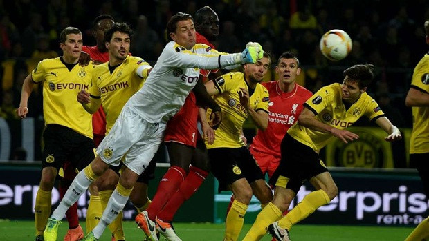 Đứng trong khung gỗ của đội hình tiêu biểu Europa League không ai khác đó chính là thủ môn Ronam Weidenfeller của CLB Dortmund, thủ thành này đã có màn trình diễn tuyệt vời trước học trò của người thầy cũ Jurgen Klopp giúp đội vàng-đen tiếp tục nuôi hy vọng vào bán kết.