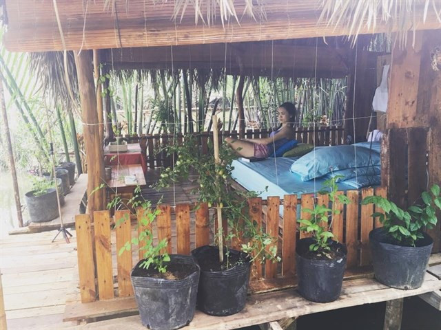 Mới đây, các teen Sài thành "sướng rên" khi ở gần TP có khu cottage nổi trên mặt nước đặc biệt mang tên Springfiel Cottage (Cánh đồng hoa). Khu cottage với những chòi lá nổi trên mặt nước này nằm ở huyện Bình Chánh, cách trung tâm thành phố hơn 30 phút di chuyển. Ảnh: Hải An.