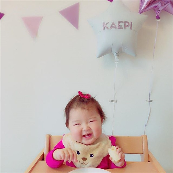 Kaeda chẳng ngại biểu cảm trước ống kính của "nhiếp ảnh gia" bố mẹ.