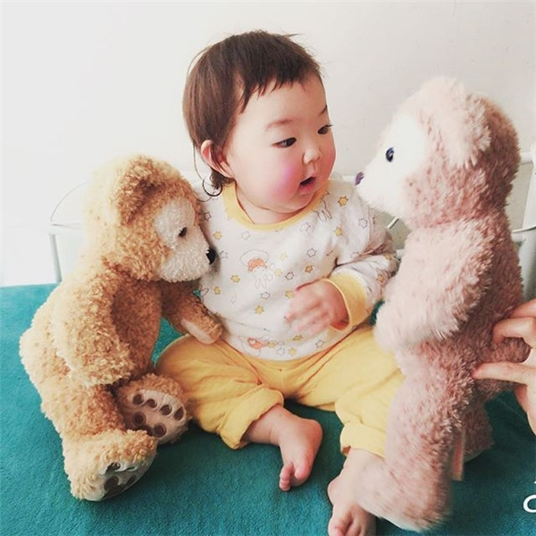 Với đôi má phúng phính, đôi mắt tròn to và chân tay bụ bẫm, cô bé được yêu thích nhất năm 2016 này đã khiến nhiều cư dân mạng phải thốt lên hai từ dễ thương quá mức.