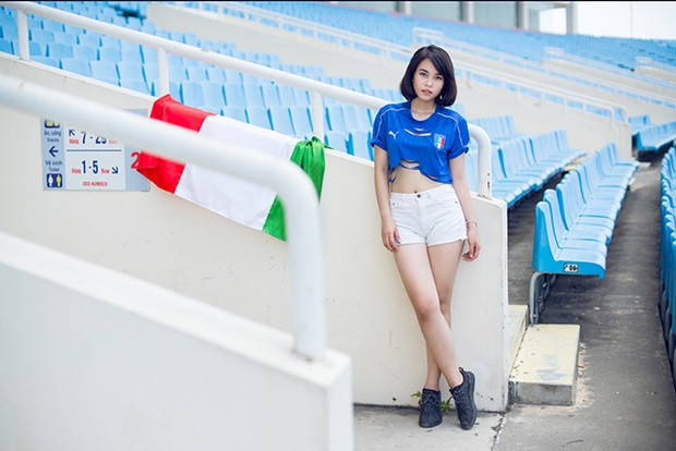 Trong chiếc quần soóc ngắn và áo đấu của ĐT Italia được cách tân, cô nàng hoa khôi ĐH Nội vụ tự tin chụp ảnh khoe dáng trên khán đài.