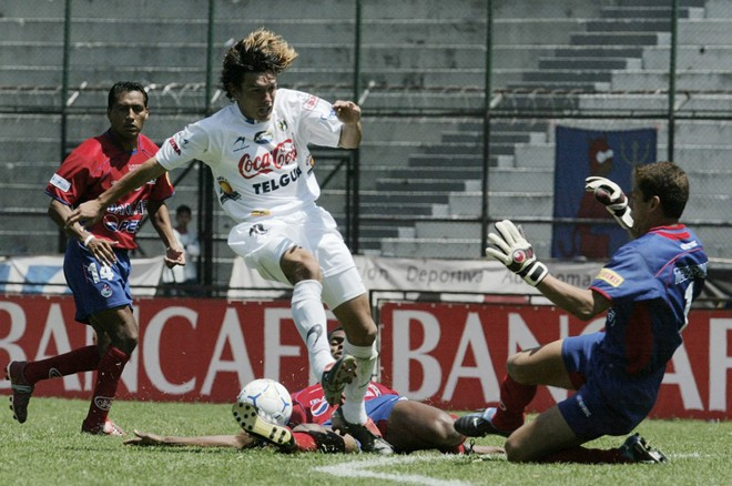 Người gác đền Danny Ortiz, 27 tuổi, của CLB Municipal rơi vào tình trạng bất tỉnh sau cú vào bóng của tiền đạo Mario Rodriguez (Comunicaciones) thuộc giải VĐQG Guatemala. Dù được chữa trị kịp thời nhưng Ortiz vĩnh viễn ra đi ở tuổi 27. Trước đó 1 năm, thảm kịch cũng ập xuống CLB Municipal khi cầu thủ Johnny Aldana qua đời trên sân tập vì suy tim.