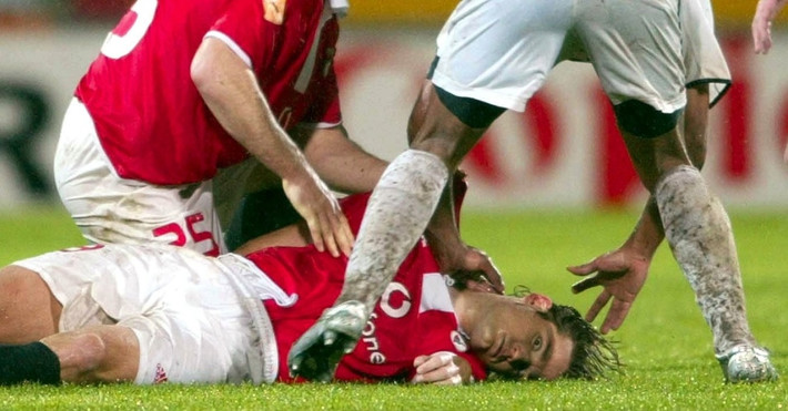 Miklos Feher là cầu thủ người Hungary qua đời đột ngột trên sân cỏ trong trận đấu với Guimaraes trong khuôn khổ giải vô địch Bồ Đào Nha. Cái chết của Fehér Miklós đã khiến thế giới túc cầu sửng sốt và bàng hoàng. Trong tang lễ được cử vào ngày 28-1-2004 tại thành phố quê hương là Gyor (Hungary).