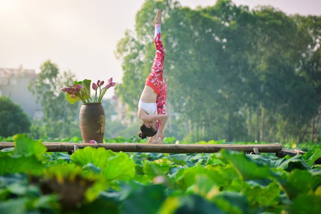 Cùng ngắm vẻ đẹp và sự bình yên của bộ ảnh tập yoga giữa hồ sen của hai người phụ nữ xinh đẹp. Ảnh sử dụng trong bài: FB Linh Văn Đinh.