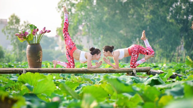 Những động tác khó của bộ môn yoga được hai chị thực hiện trong bộ ảnh để đời của mình.