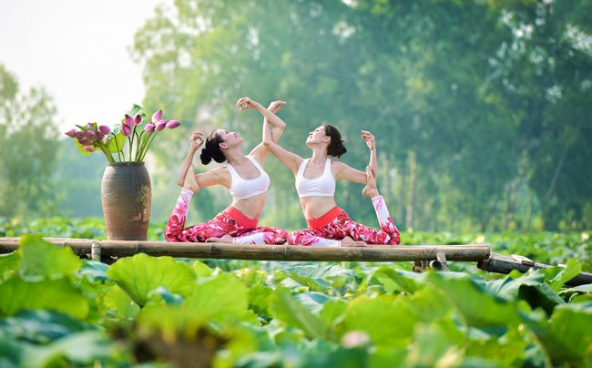Mặc dù mới tập yoga hơn 10 tháng, thế nhưng cặp đôi U40 trên đã thực hiện được những động tác khó.