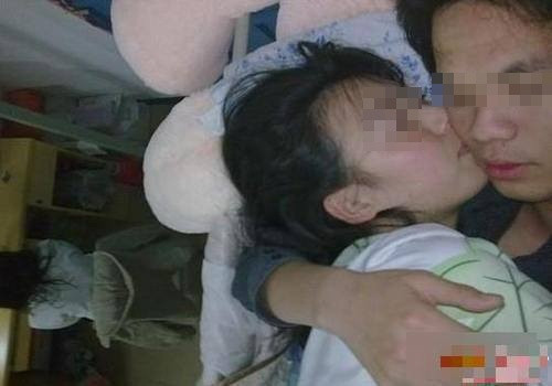 Tại căn phòng ký túc xá còn diễn ra cảnh ân ái, "chướng tai gai mắt" của các cô nàng nữ sinh.