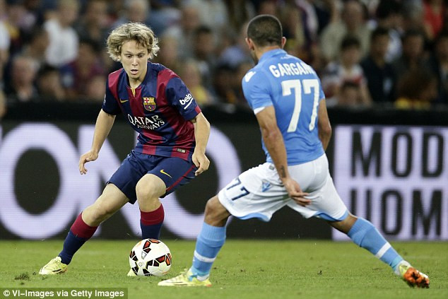 Alen Halilovic thuận chân trái, kỹ thuật cá nhân điêu luyện cùng sự sáng tạo tưởng chừng như là bất tận trong lối chơi. Chính vì vậy sao mai trẻ người Croatia này có thể đá như một tiền vệ tấn công hoặc một tiền đạo có xu hướng lùi sâu.
