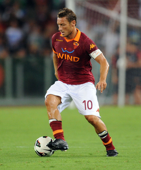 Francesco Totti là một trong những cầu thủ được tôn trọng nhất thế giới bóng đá không chỉ vì khả năng chơi bóng mà còn là sự trung thành của anh dành cho Roma suốt 23 năm. Totti không còn giữ được tốc độ nhưng vẫn đều đặn xuất phát trong đội hình chính của AS Roma nhờ đẳng cấp của mình.