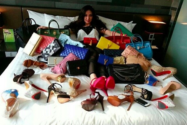 Kim từng cho biết cô rất thích dùng đồ mang thương hiệu Christian Louboutin và Chanel. Người đẹp khoe có khoảng 80 đôi giày hiệu Christian Louboutin và 40 chiếc túi xách hiệu Chanel.
