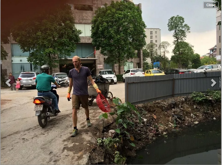 Sau khi chứng kiến những hành động của nhóm người nước ngoài này, nhiều cư dân mạng cảm thấy vô cùng xấu hổ. Bởi mặc dù là người chỉ tạm trú ở Hà Nội nhưng họ không ngại hôi, ngại bẩn để làm sạch con mương trong khi đó, những người dân sống lâu năm tại đây thì cam chịu cảnh sống chung với nó.