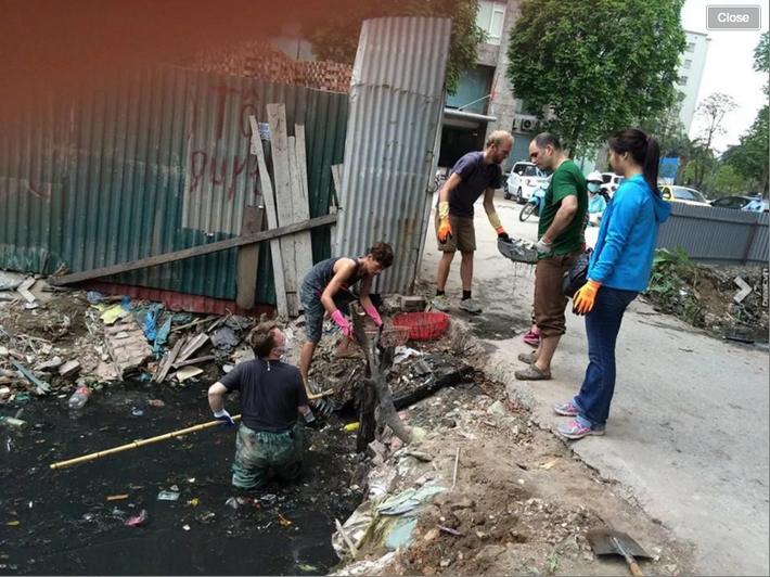 Với những dụng cụ khá thô sơ nhưng bằng lòng nhiệt huyết và đóng góp sự trong lành cho môi trường sống, những chàng trai ngoại quốc đã tạm dọn sạch con mương chết nói trên.