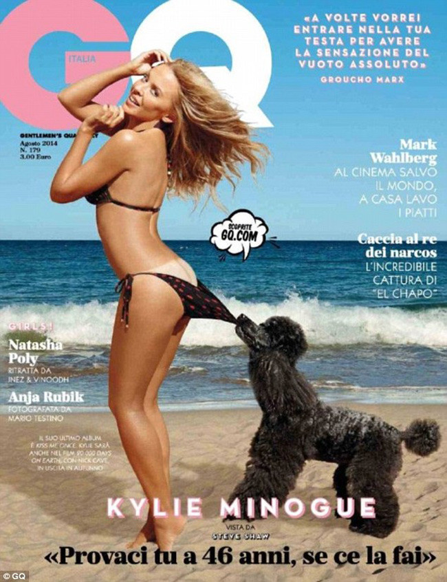 Nữ ca sĩ người Anh Kylie Minogue tạo dáng trên tạp chí GQ khi bị một chú cún kéo tụt quần, lộ vòng ba trắng nõn nà.