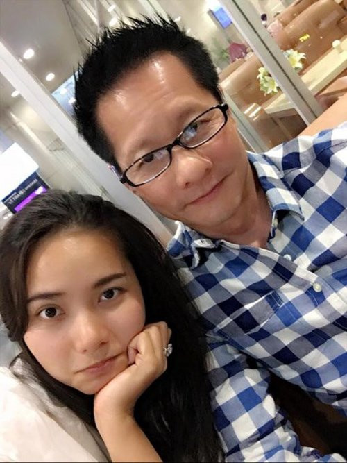 Trên trang cá nhân, hai người cũng khiến nhiều cặp uyên ương phải ghen tỵ khi đếm từng ngày hạnh phúc bên nhau kể từ khi đính hôn. Ngày lễ Giáng sinh, Đức An đăng tải bức ảnh xinh xắn của Như Thảo kèm lời tựa: "Quà Noel của anh, Phan Như Thảo. Ngày 48, 22:48 phút".