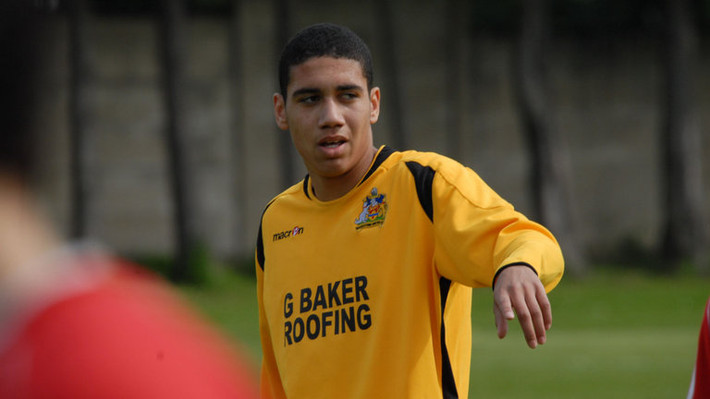 Chris Smalling là chốt chặn quan trọng trong hàng phòng ngự của Man United. Cầu thủ 26 tuổi là cái tên thường xuyên có mặt trong đội hình xuất phát của Manchester United và tuyển Anh thế nhưng ít người biết rằng, Smalling từng phải thi đấu cho Maidstone United và sau đó là Fulham.