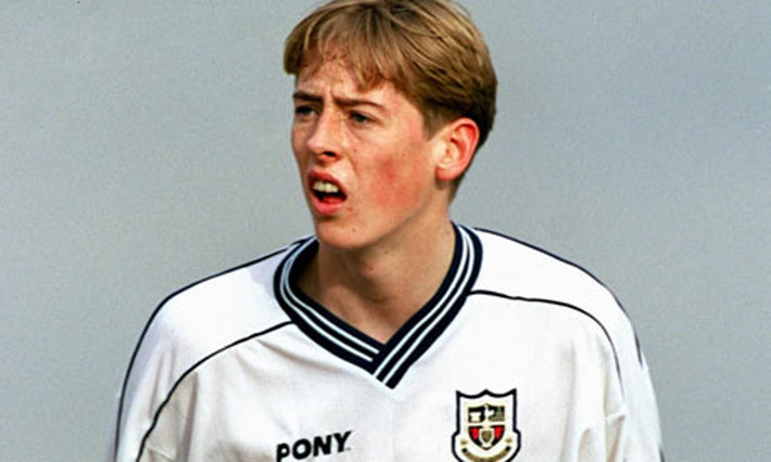 Trước khi trở thành ngôi sao Ngoại hạng Anh như ngày này, tiền đạo Stoke City là Peter Crouch đã có khởi đầu khá khiêm tốn khi anh phải sang tận Thụy Điển để chơi giải hạng hai trong màu áo của CLB Dulwich Hamlet. Sau đó bằng nỗ lực của mình, Peter Crouch gây ấn tượng với Aston Villa khi thi đấu cho Queens Park Rangers và Portsmouth ở giải hạng nhất Anh trước khi có những năm tháng thành công cùng Liverpool và hiện tại là Stoke City.