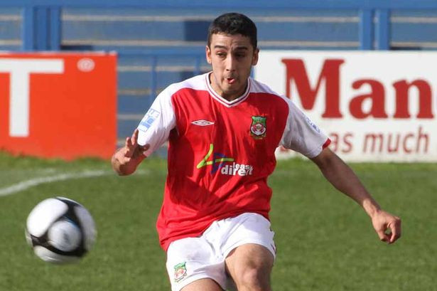 Neil Taylor ký hợp đồng chuyên nghiệp với Wrexham đội bóng đang thi đấu tại giải hạng hai tại Vương quốc Anh. Nhưng bằng sự nỗ lực không mệt mỏi của mình, cầu thủ 26 tuổi này đã được các tuyển trạch viên của Swansea để mắt tới và đưa anh về với "thiên nga đen" mùa giải 2010.