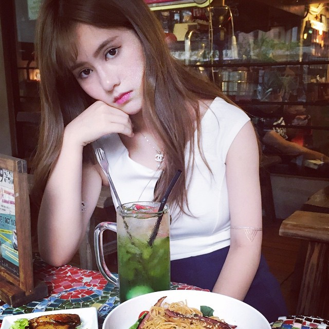 Say đắm vẻ đẹp trong sáng của Larine, nhiều cư dân mạng đã lập hẳn một fanpage để bàn tán về nhan sắc của cô hot girl bồi bàn này.