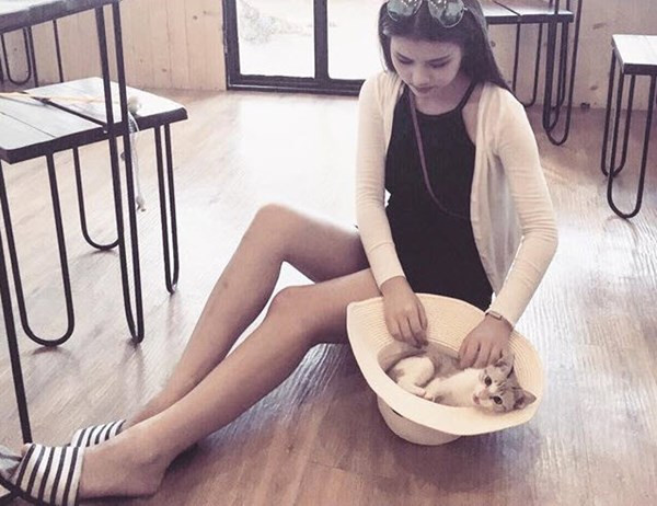 Chỉ sau một thời gian ngắn, mọi thông tin của cô hot girl bồi bàn này đã được dân mạng “đào bới”. Cô gái có tên Larine, năm nay 18 tuổi, sinh ra tại Hồng Kông (Trung Quốc).