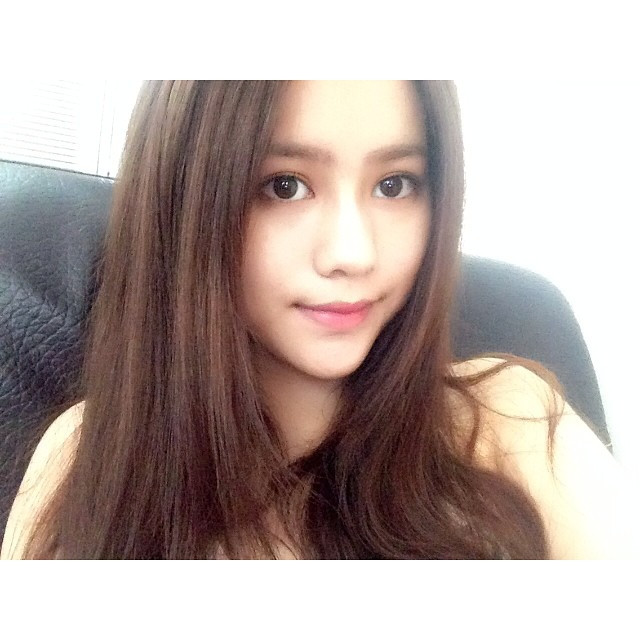 Cô gái bồi bàn xinh đẹp Larine sở hữu nước da trắng hồng, cùng một gương mặt xinh đẹp khiến nhiều người mải mê ngắm nhìn ngay từ lần đầu gặp gỡ.